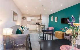 Apartment 1 The Keyes- Stylish & Spacious Apartment With Free Parking